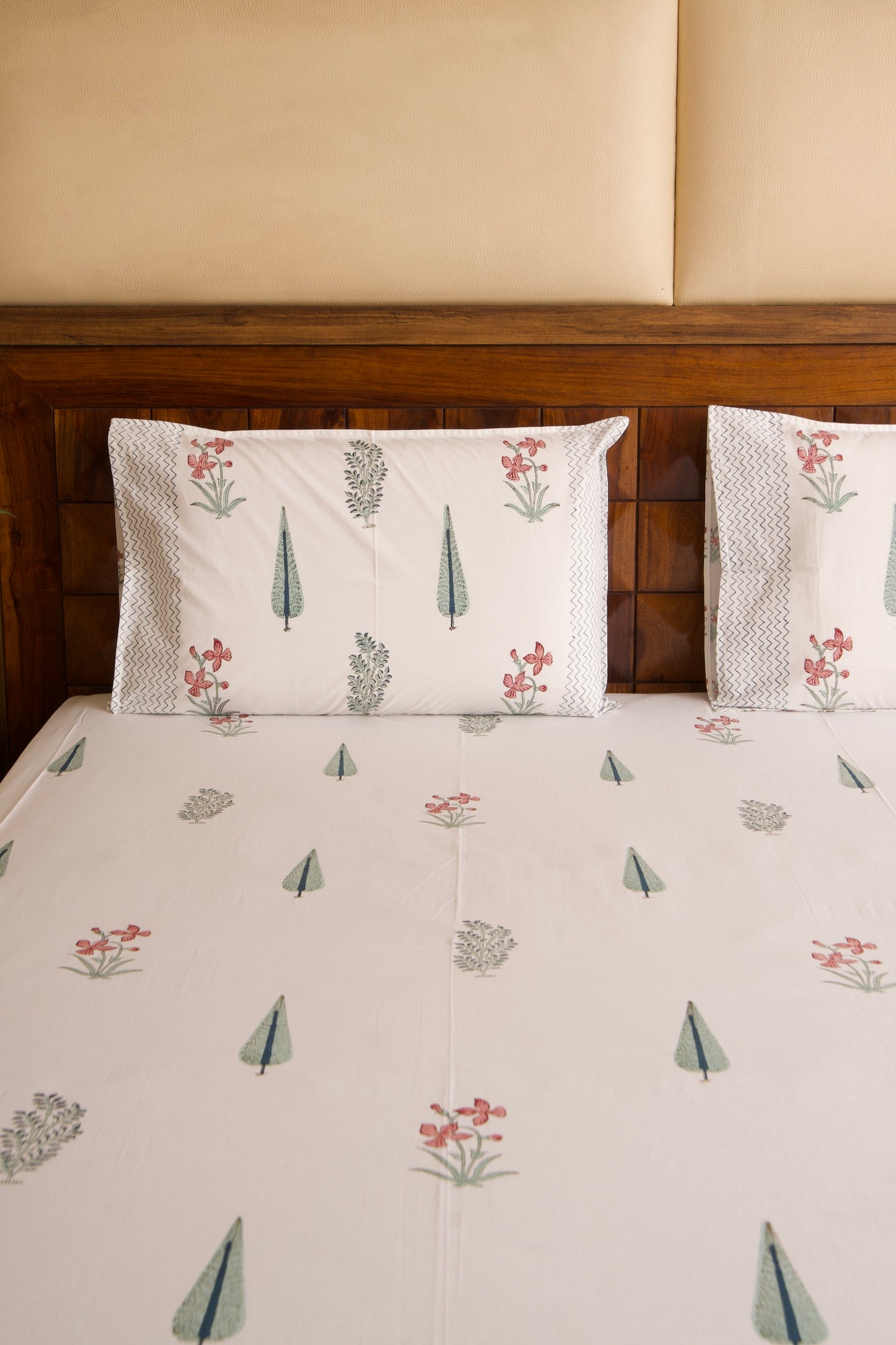 Kaner Bagh Bedsheet & Reversible Bedcover Set