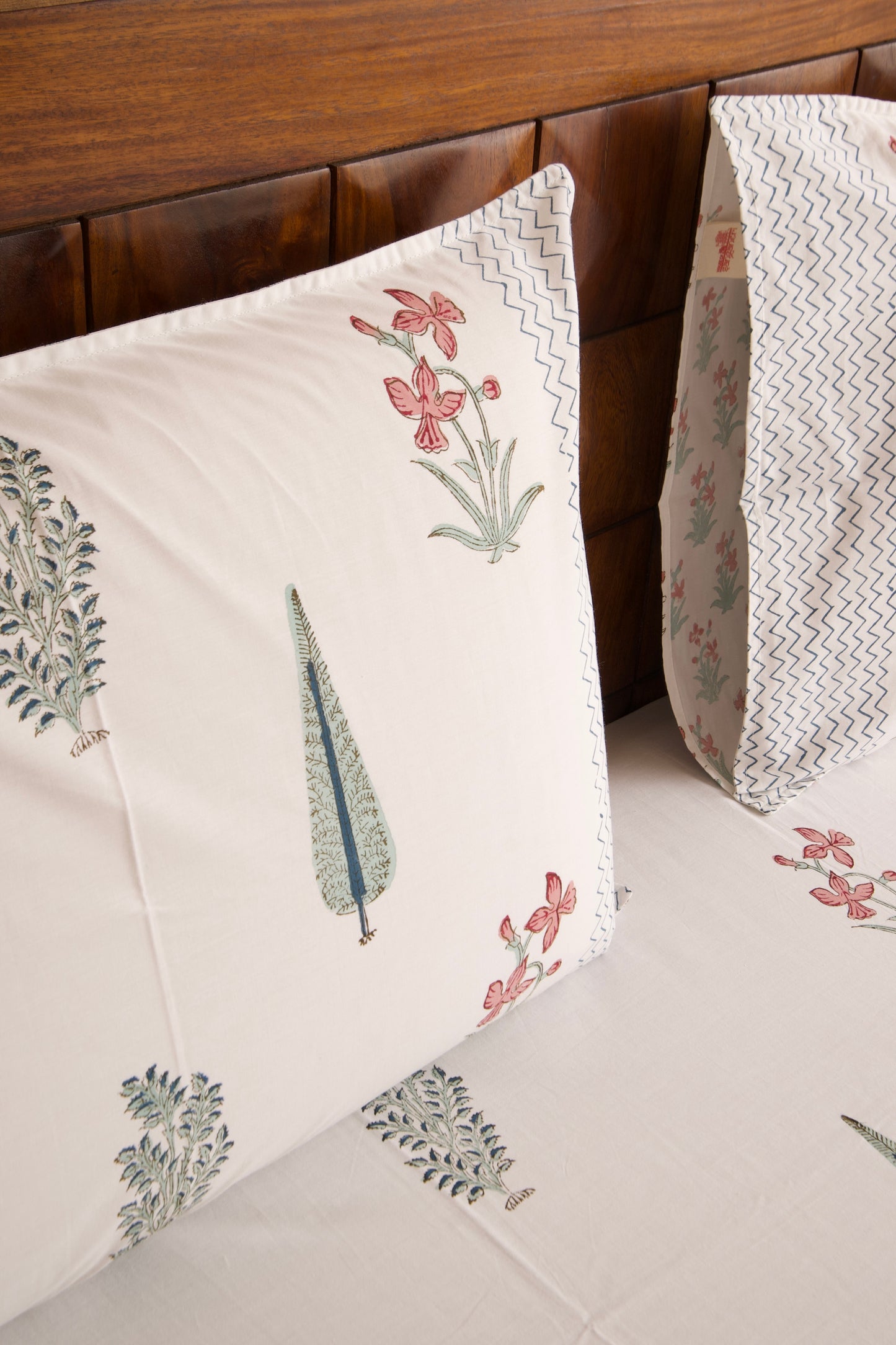Kaner Bagh Bedsheet & Reversible Bedcover Set
