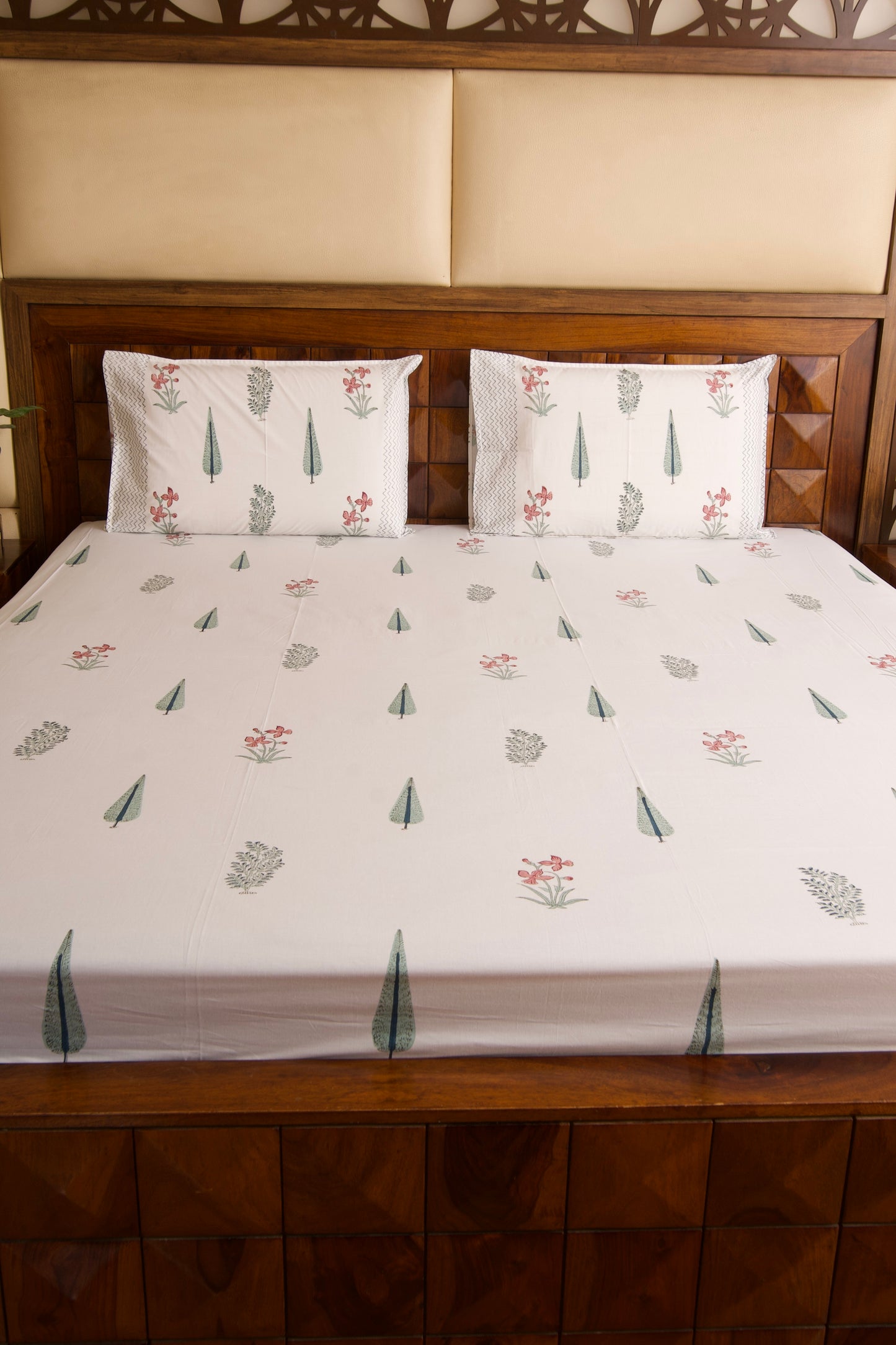Kaner Bagh Bedsheet & Reversible Bedcover Set