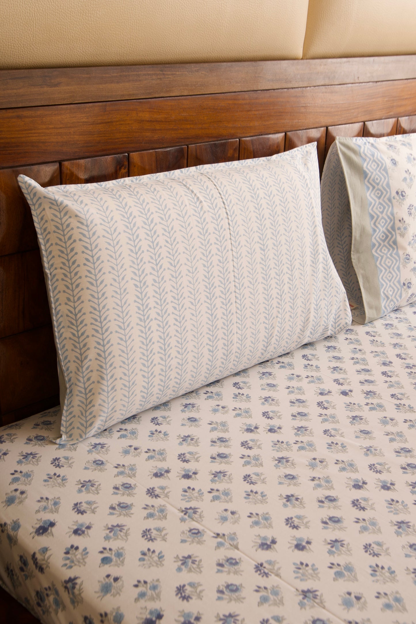 Anokha Chota Buta Bedsheet & Qulit Set