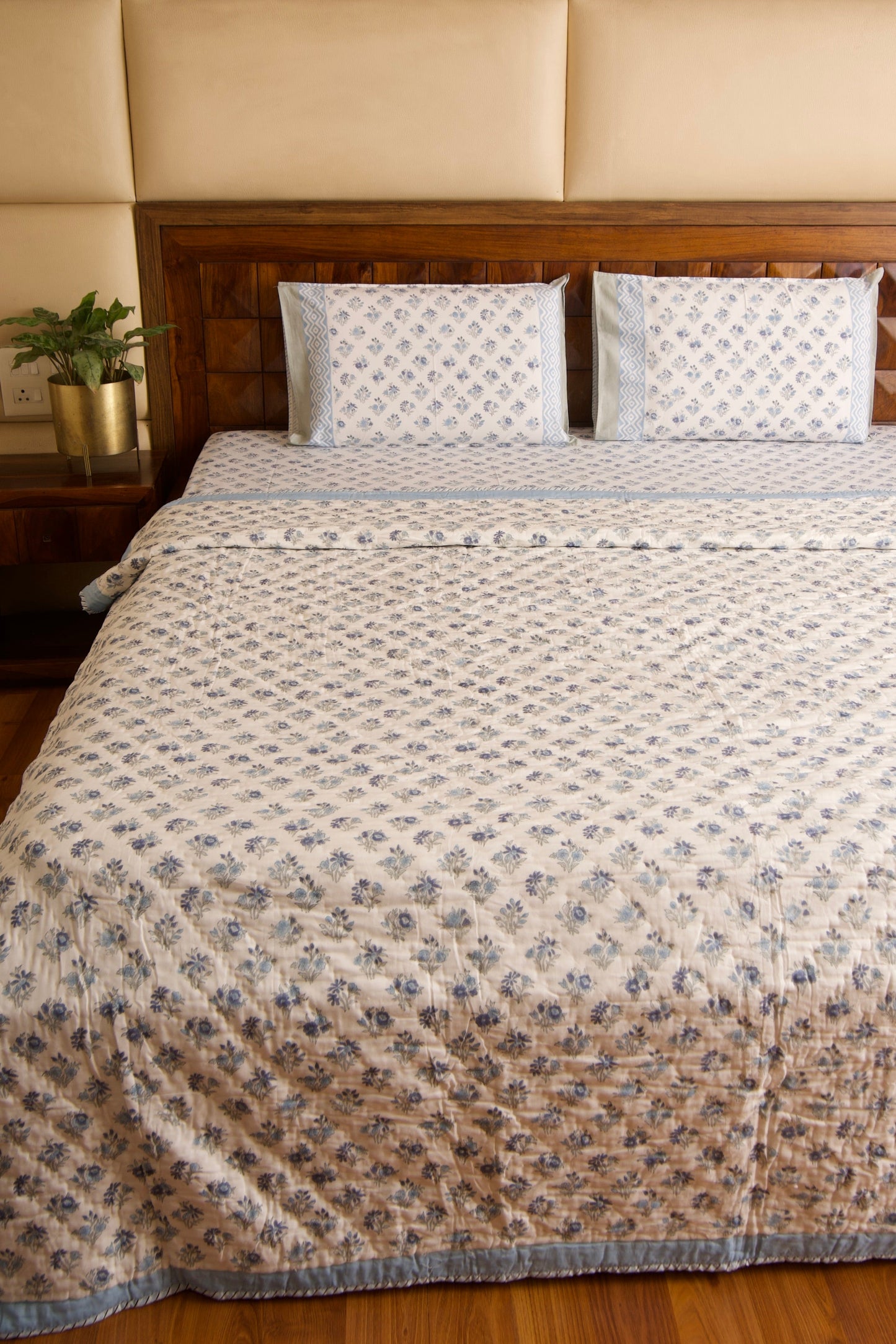 Anokha Chota Buta Bedsheet & Qulit Set