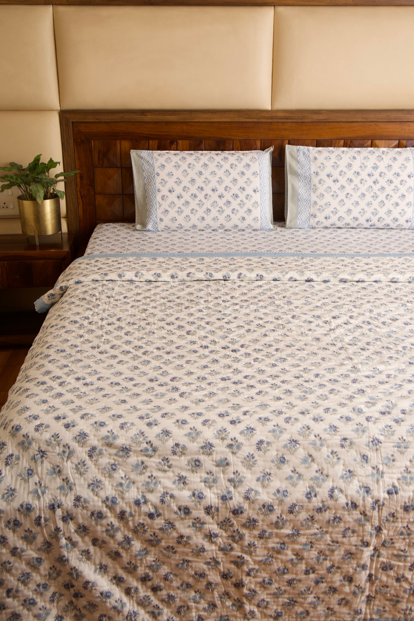 Anokha Chota Buta Bedsheet & Qulit Set