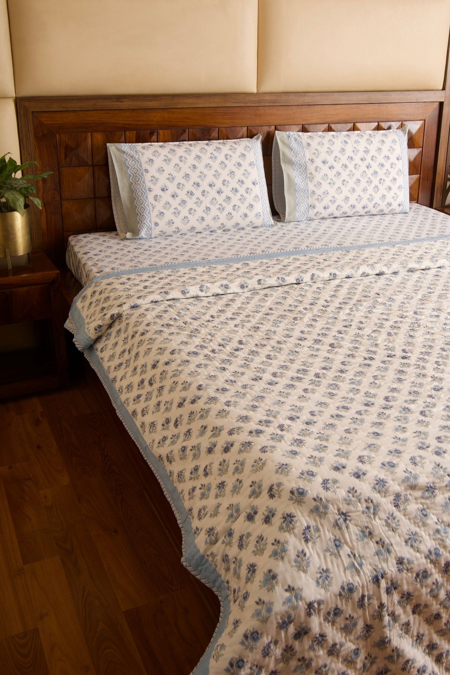 Anokha Chota Buta Bedsheet & Qulit Set