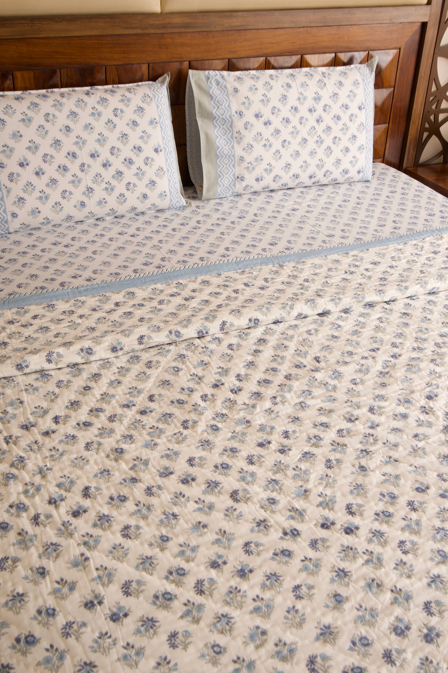 Anokha Chota Buta Bedsheet & Qulit Set