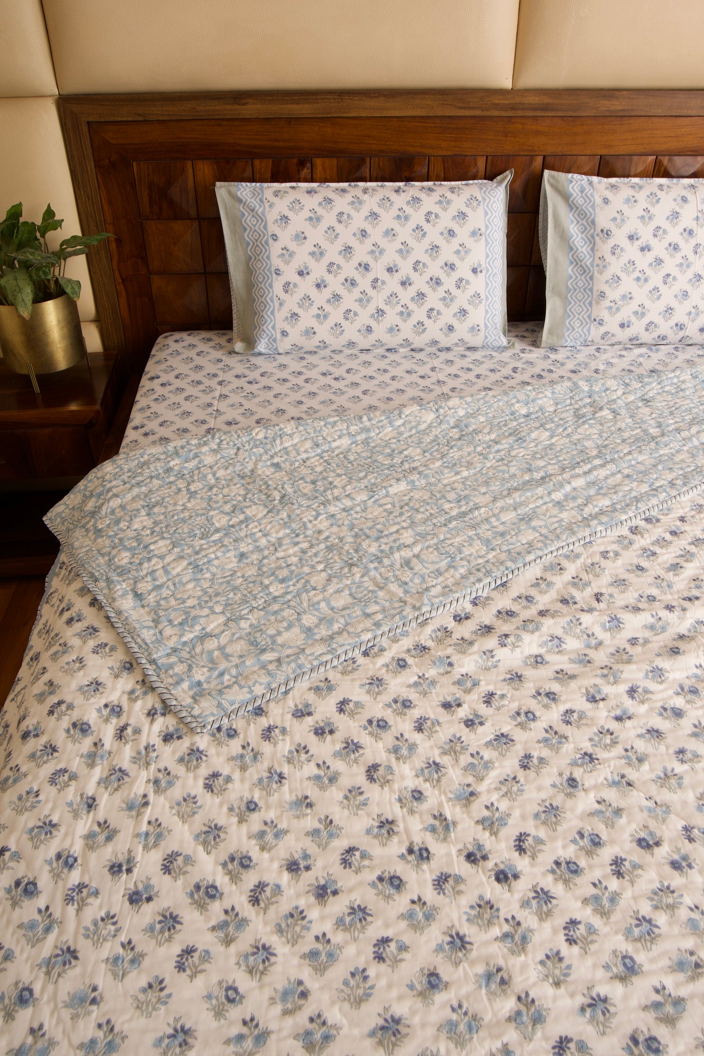Anokha Chota Buta Bedsheet & Qulit Set