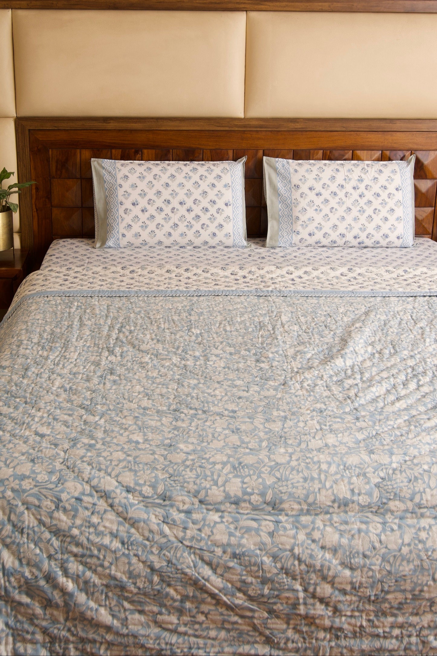 Anokha Chota Buta Bedsheet & Qulit Set