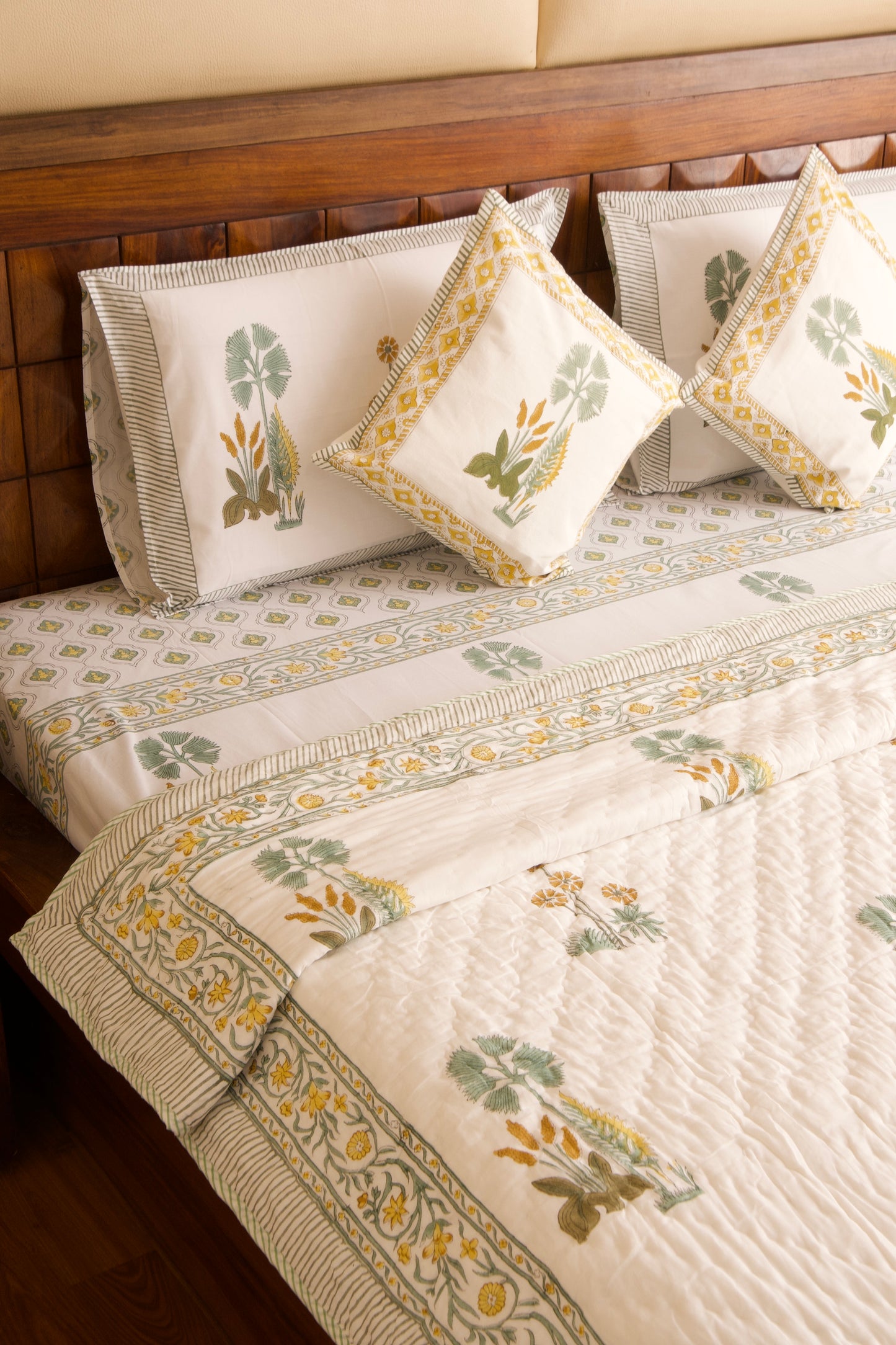 Dessert Guldasta Bedsheet & Quilt Set