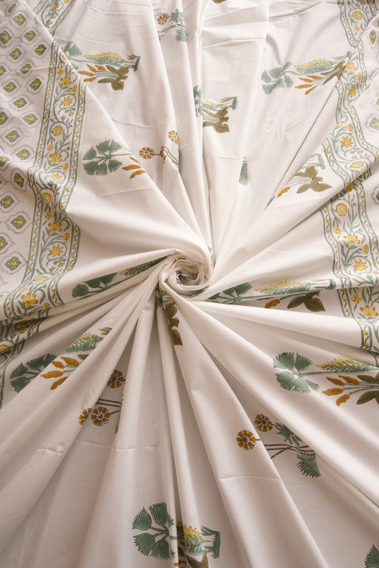 Dessert Guldasta Bedsheet & Quilt Set