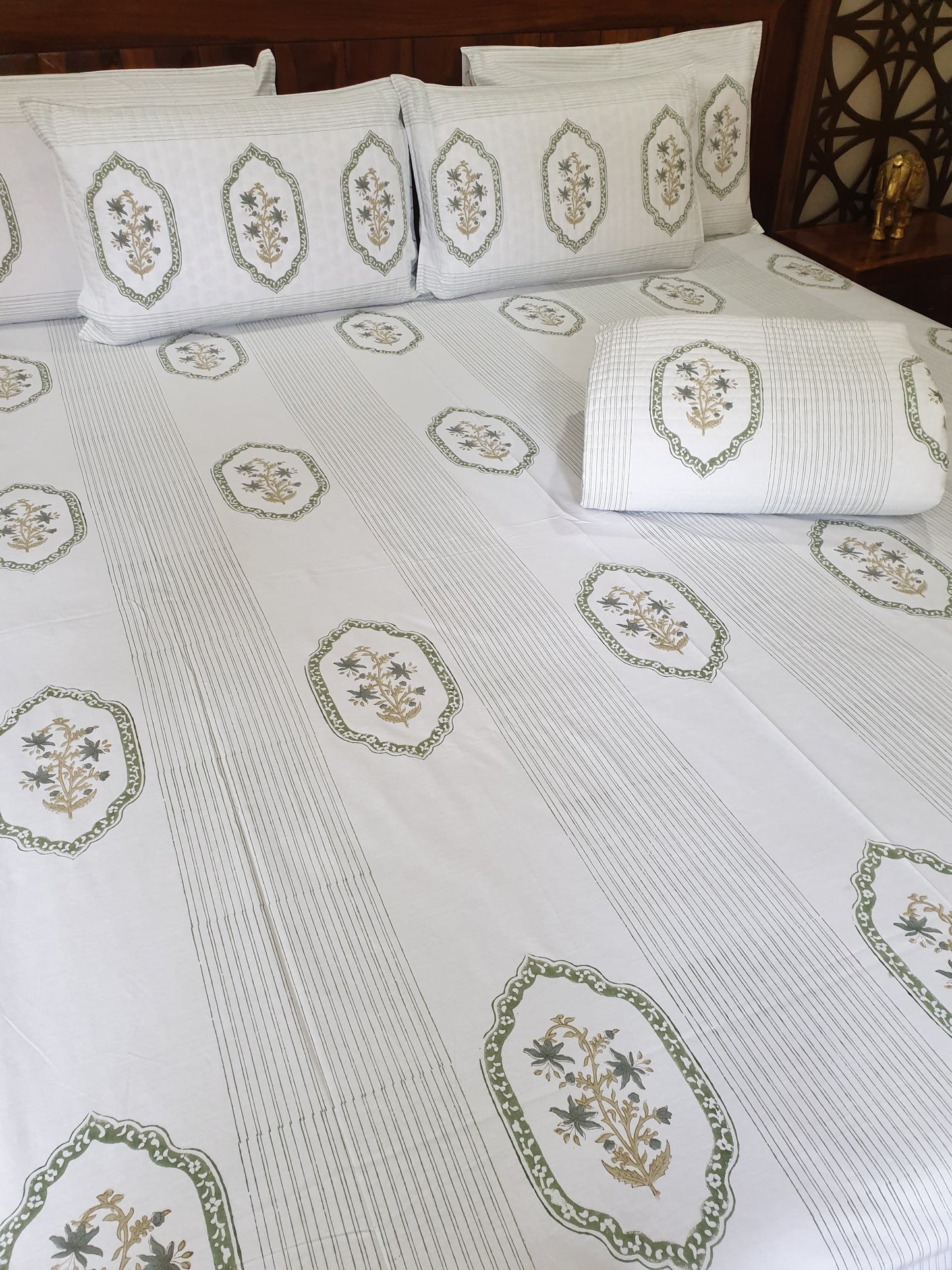 Green Jasmine Mirror Bedsheet & Bedcover Set