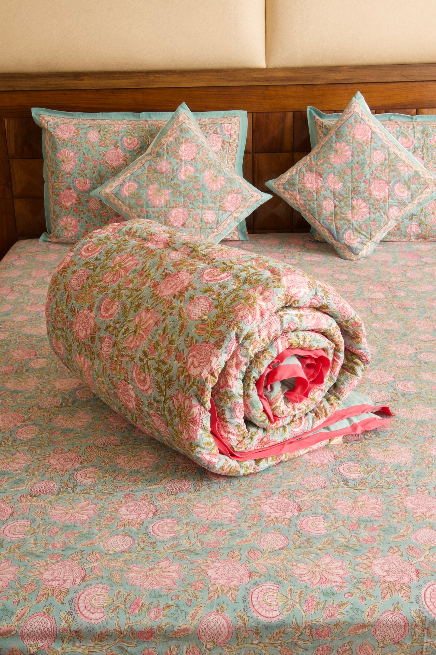 Dessert Guldasta Bedsheet & Quilt Set