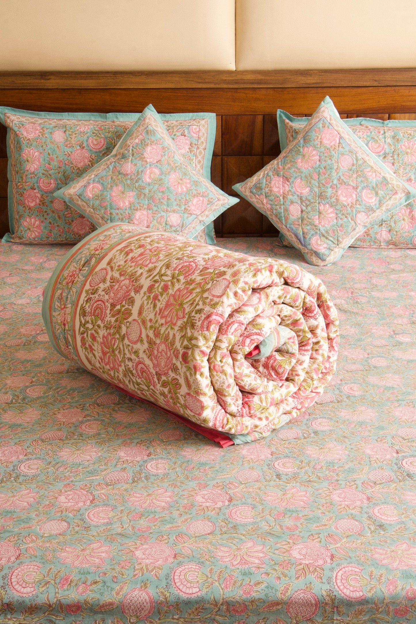 Dessert Guldasta Bedsheet & Quilt Set