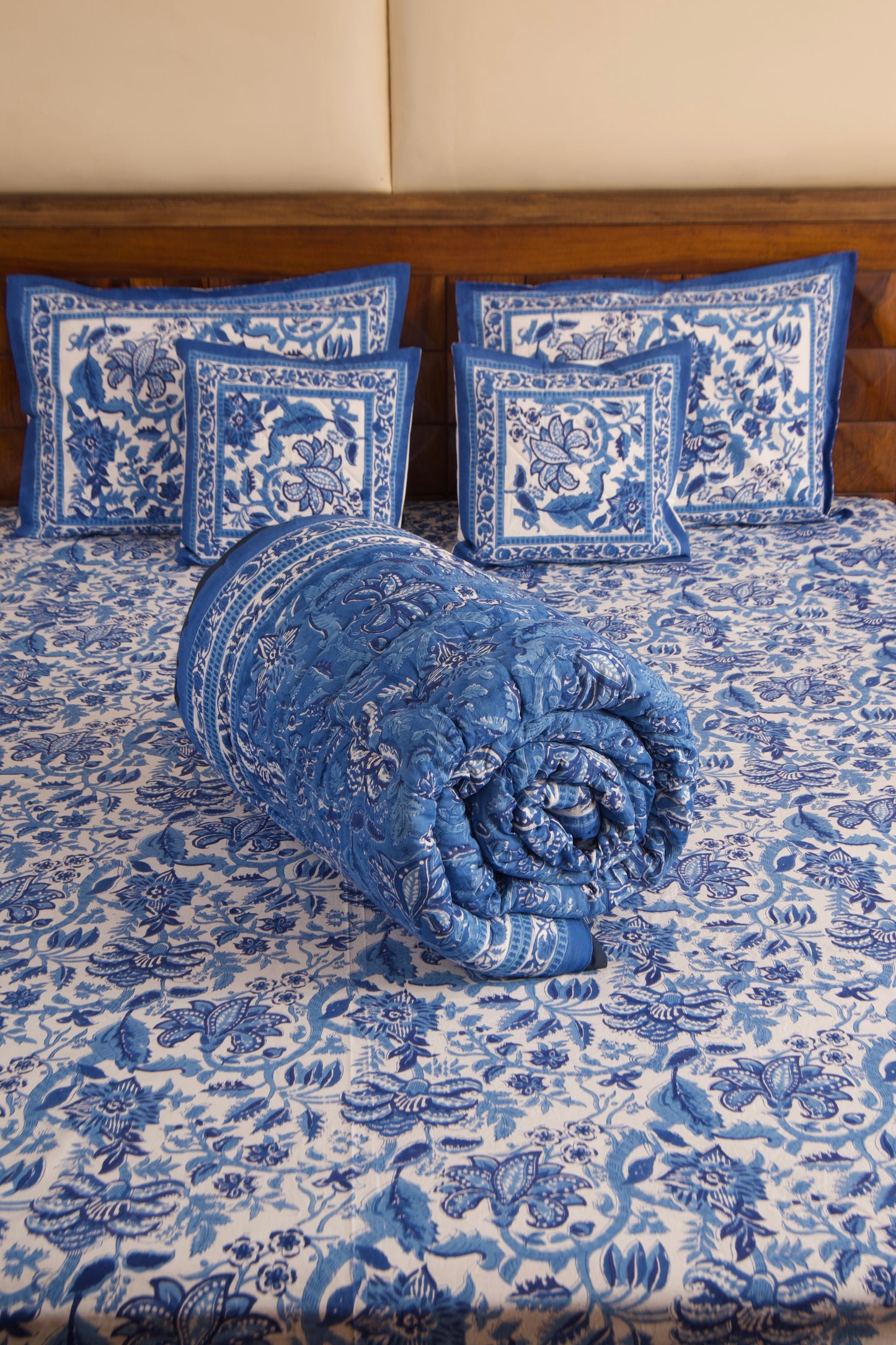 Blue Pottery- White Bedsheet & Quilt Set