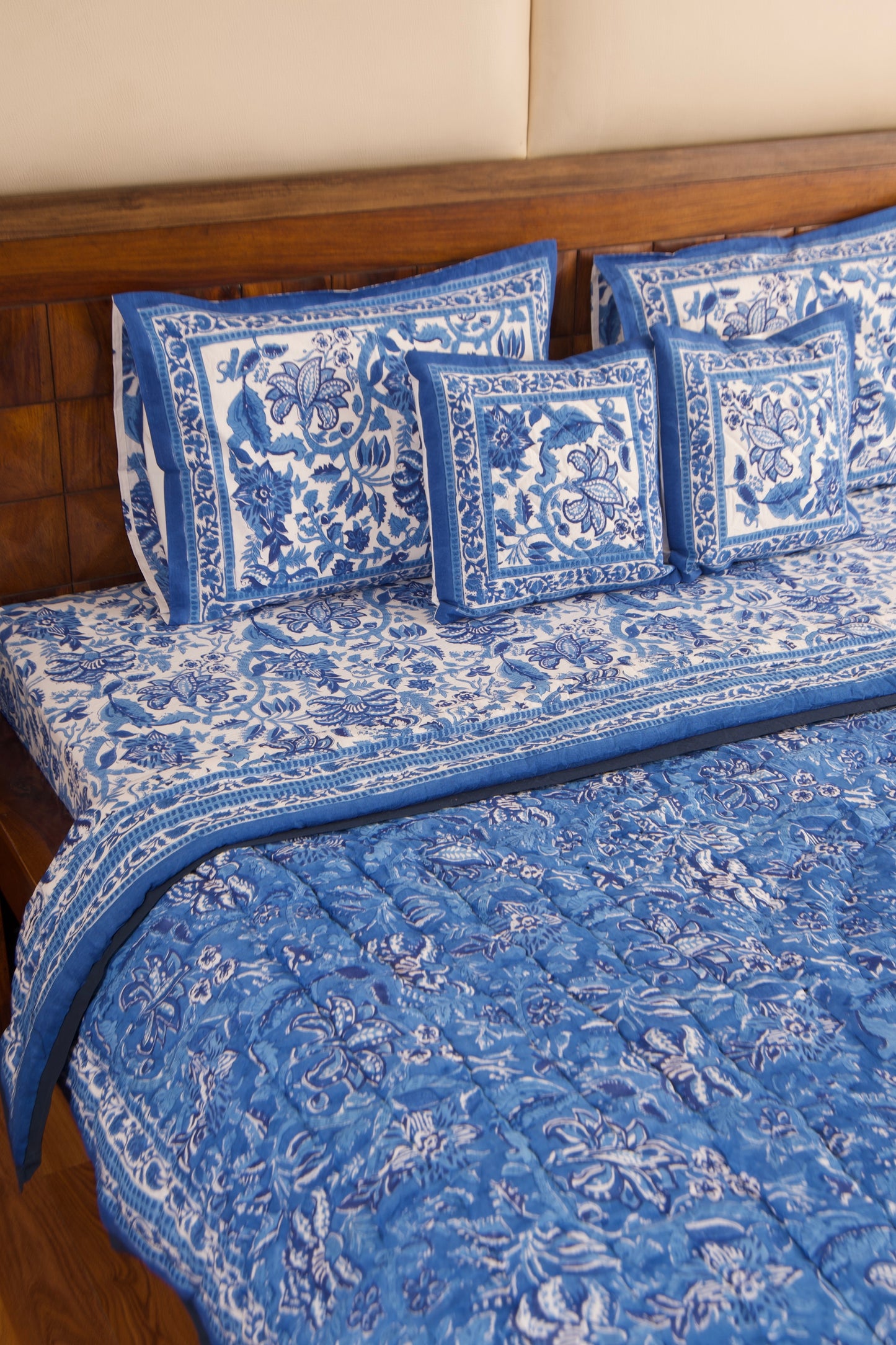Blue Pottery- White Bedsheet & Quilt Set