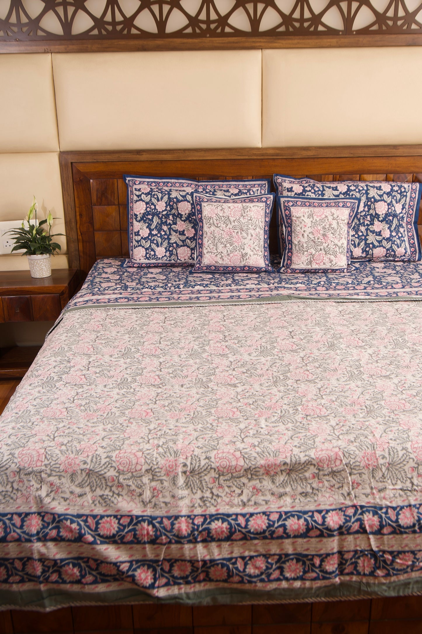 Neel Gulab Bedsheet & Dohar Set