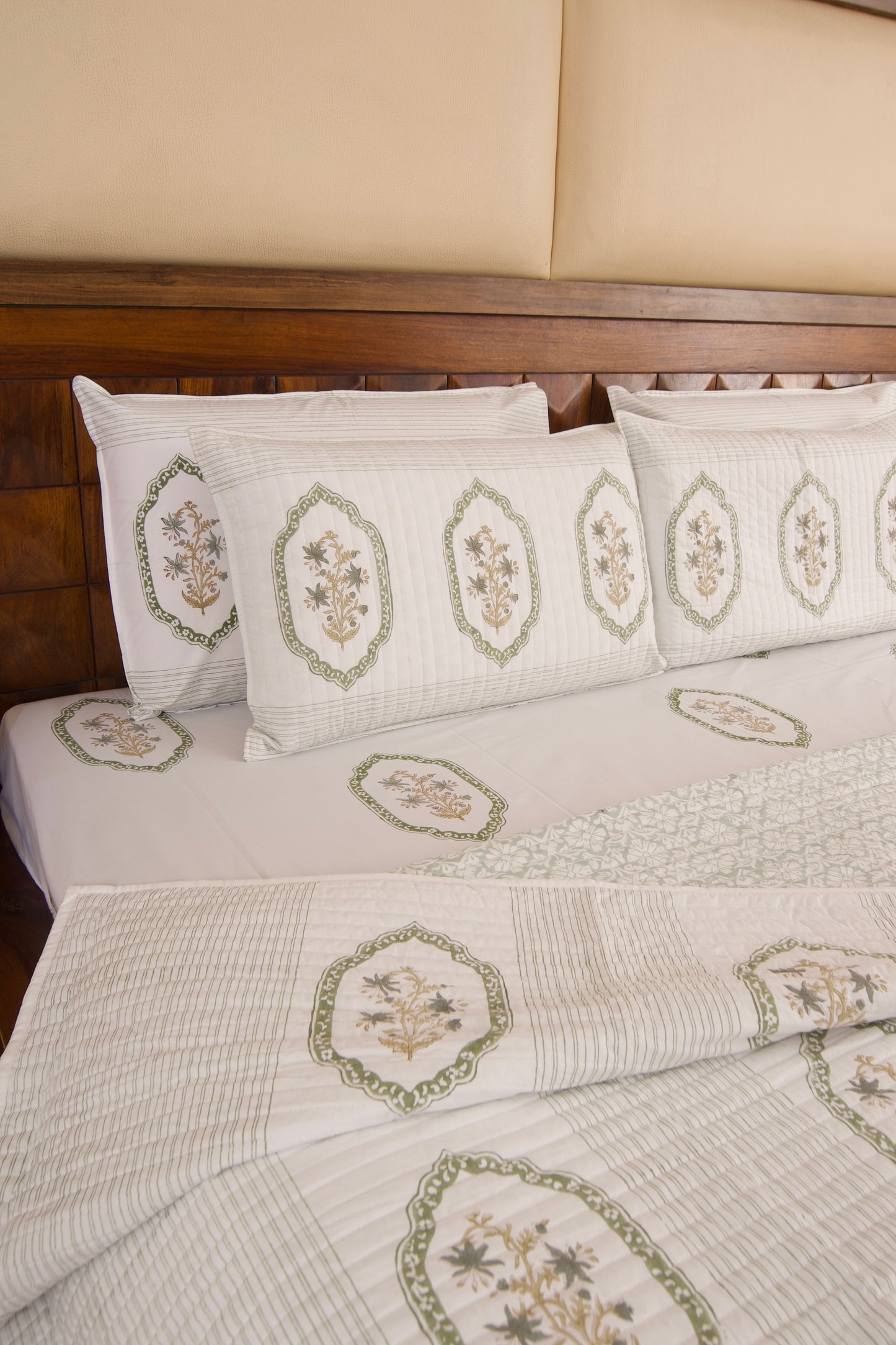 Green Jasmine Mirror Bedsheet & Bedcover Set
