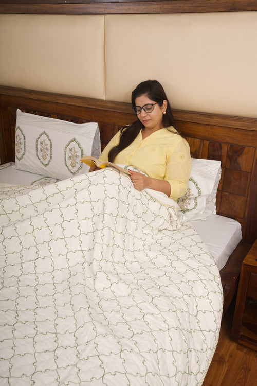 Green jasmine Mirror Bedsheet & Quilt Set